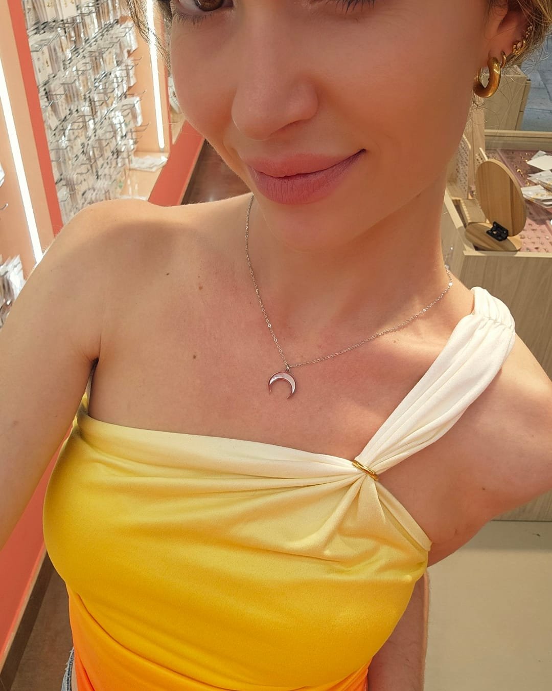 Collar de Acero con Colgante de Luna con Nácar 2